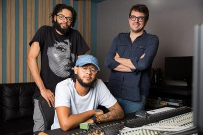 Da esquerda para a direita: os rappers Fióti e Emicida, com o produtor de cinema Rodrigo Teixiera