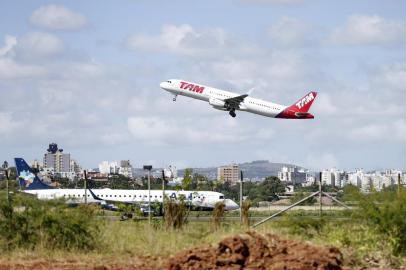  PORTO ALEGRE, RS, BRASIL, 22-03-2018: Lançamento da pedra fundamental na obra de ampliação da pista do Aeroporto Internacional Salgado Filho, com a presença do Governador José Ivo Sartori e do Prefeito de Porto Alegre Nelson Marchezan Júnior (FOTO FÉLIX ZUCCO/AGÊNCIA RBS, Editoria de Notícias).