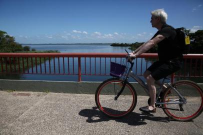  PORTO ALEGRE, RS, BRASIL, 22-03-2018: O músico e cicloativista David Byrne pedala na orla de Porto Alegre. Ex-Talking Heads, ele se apresenta hoje no Pepsi On Stage. (Foto: JEFFERSON BOTEGA/ Agência RBS)Indexador: Jefferson Botega