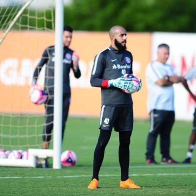 O goleiro Danilo Fernandes participa de treino do Inter no CT do Parque Gigante, em Porto Alegre, na tarde desta quinta-feira (22/3)