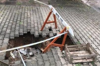  Um buraco no meio da calçada preocupa moradores da Rua Doutor Vale, próximo ao número 262, no bairro Moinhos de Vento, em Porto Alegre. Conforme o relato de Malgarino Roncato no aplicativo Pelas Ruas, o problema ocorre desde o início do ano passado.