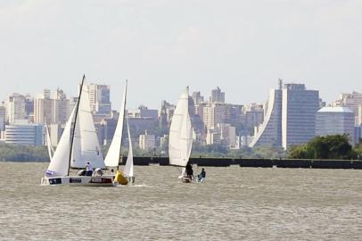 Na véspera do início da 6ª Porto Alegre Match Cup as oito equipes que competirão no evento aproveitaram as boas condições de tempo nessa quinta-feira (22/3) para treinarem no Guaíba com os barcos da classe Elliotts6M. 