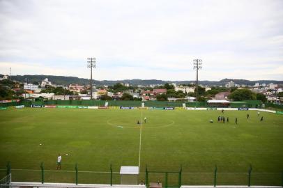  SANTA CRUZ DO SUL, RS, BRASIL, 22/03/2018-  Gramado do Estádio dos Eucaliptos, pertencente ao esporte clube Avenida. (FOTOGRAFO: LAURO ALVES / AGENCIA RBS)