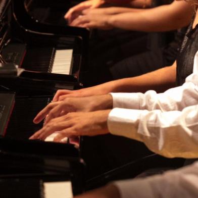 Concerto de abertura do Femusc com os 20 novos pianos elétricos