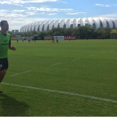 Damião correndo em treino do Inter