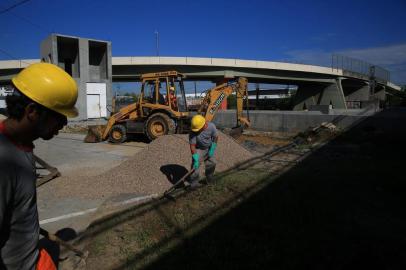  PORTOALEGRE-RS-BR 23.03.2018Recomeço das obras na trincheira da Ceará .A obra na Avenida Ceará que iniciou em dezembro de 2012 e prevista para estar concluída em 18 meses. Por falta de recursos  o trabalho parou totalmente em outubro de 2017. Sendo retomado na sexta-feira, 23.03.2018.FOTÓGRAFO: TADEU VILANI AGÊNCIARBS