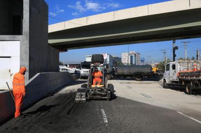  PORTOALEGRE-RS-BR 23.03.2018Recomeço das obras na trincheira da Ceará .A obra na Avenida Ceará que iniciou em dezembro de 2012 e prevista para estar concluída em 18 meses. Por falta de recursos  o trabalho parou totalmente em outubro de 2017. Sendo retomado na sexta-feira, 23.03.2018.FOTÓGRAFO: TADEU VILANI AGÊNCIARBS