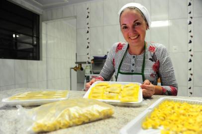  CAXIAS DO SUL, RS, BRASIL, 22/03/2018. Preparativos para a Festa das Colheitas, atividade que integra a programação da escolha das soberanas da Festa da Uva. Na foto, Nirlei Mazzochi Ballardin, 36, fazendo tortéi e agnolini.  (Porthus Junior/Agência RBS)