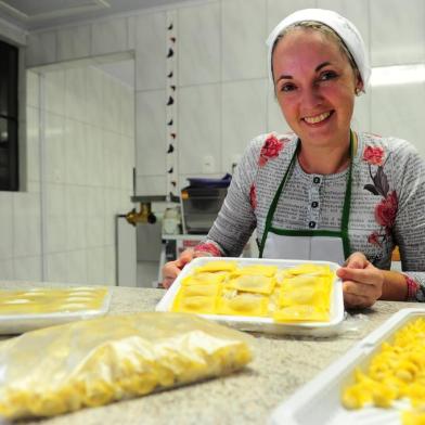  CAXIAS DO SUL, RS, BRASIL, 22/03/2018. Preparativos para a Festa das Colheitas, atividade que integra a programação da escolha das soberanas da Festa da Uva. Na foto, Nirlei Mazzochi Ballardin, 36, fazendo tortéi e agnolini.  (Porthus Junior/Agência RBS)