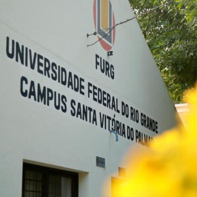  Patricia Oliveira voltou a estudar porque a Furg abriu um campus em Santa Vitória do Palmar. Seu filho Keivyner Saimont9DE LENÇO VERMELHO) está terminando o segundo grau e já sabe que não vai embora da cidade porque agora existe curso superior. Seu pai Clodinei já pensa em voltar a estudar para puder fazer o tão sonhado concurso da PF.Indexador: Foto: Nauro Junior