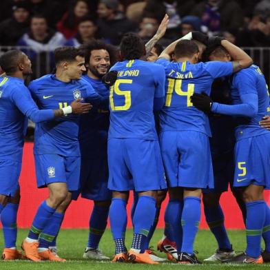  Brazils players celebrate a goal scored by Miranda during an international friendly football match between Russia and Brazil at the Luzhniki stadium in Moscow on March 23, 2018. / AFP PHOTO / Alexander NEMENOVEditoria: SPOLocal: MoscowIndexador: ALEXANDER NEMENOVSecao: soccerFonte: AFPFotógrafo: STF