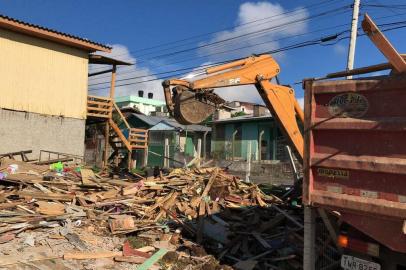 Casa onde Naiara foi morta foi demolida pelos proprietários, no bairro Serrano, em Caxias do Sul, na tarde desta sexta-feira, 23 de março.