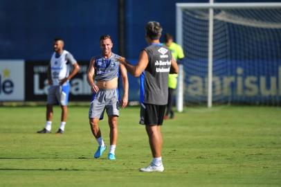  PORTO ALEGRE, RS, BRASIL 23/03/2018 - Treino do Grêmio que ocorreu na tarde desta sexta feira. Na foto- Arthur,  Renato Gaúcho  (FOTOGRAFO:ISADORA NEUMANN / AGENCIA RBS)