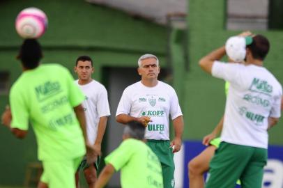  SANTA CRUZ DO SUL, RS, BRASIL, 23/03/2018-  Treino do Esporte Clube Avenida.Na foto - Fabiano Daitx é o técnico do time.  (FOTOGRAFO: LAURO ALVES / AGENCIA RBS)