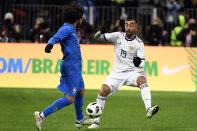  Brazils defender Marcelo (L) and Russias midfielder Alexander Samedov vie for the ball during an international friendly football match between Russia and Brazil at the Luzhniki stadium in Moscow on March 23, 2018. / AFP PHOTO / Alexander NEMENOVEditoria: SPOLocal: MoscowIndexador: ALEXANDER NEMENOVSecao: soccerFonte: AFPFotógrafo: STF