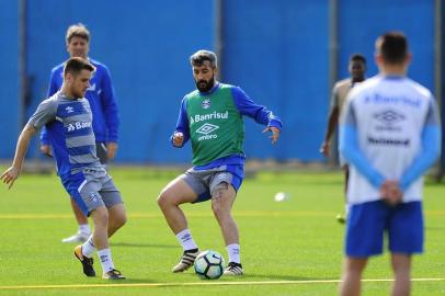  PORTO ALEGRE, RS, BRASIL, 11-08-2017. Grêmio treina no CT Luiz Carvalho. Na foto: Douglas (MATEUS BRUXEL/AGÊNCIA RBS)