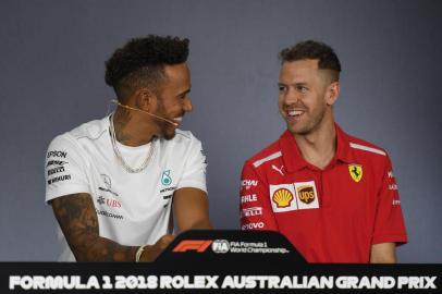 Mercedes British driver Lewis Hamilton (L) and Ferraris German driver Sebastian Vettel (R) attend a press conference at the Albert Park circuit in Melbourne on March 22, 2018, ahead of the Formula One Australian Grand Prix. / AFP PHOTO / WILLIAM WEST / --IMAGE RESTRICTED TO EDITORIAL USE - STRICTLY NO COMMERCIAL USE--