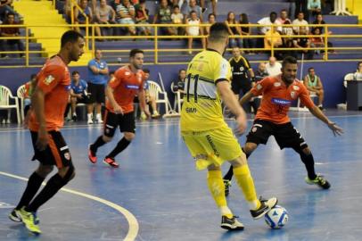 Foi com uma goleada fora de casa que a Associação Carlos Barbosa de Futsal (ACBF) venceu a primeira na Liga Nacional de Futsal (LNF). Na noite desta sexta-feira, o time laranja goleou o São José por 4x1, na cidade de São José dos Campos.