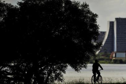  PORTO ALEGRE, RS, BRASIL, 22-03-2018: Ciclista pedala na orla de Porto Alegre. (Foto: Mateus Bruxel / Agência RBS)