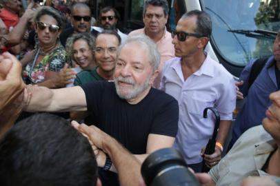 O ex-presidente Lula chegou a Florianópolis na manhã deste sábado em um voo fretado que veio de Porto Alegre (RS). Ele desembarcou na Capital, sem acesso da imprensa, e encontrou outras lideranças do PT para prosseguir com a caravana que começou no Rio Grande do Sul e terminará no Paraná, na próxima quarta-feira.