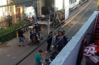  o sexto sentido - Diretor do filme gravou em Poa, no Bar Araújo, no Rubem Berta. temos matéria no site sobre isso. A ideia agora é ir lá no Bar Araujo e proximidades para contar como foi a filmagem de Glass pelo olhar dos locais. Algo como O dia que Hollywood foi para o Rubem Berta. Greyce tem todas as informações, assim como endereços, para te repassar. Temos fotógrafo agendado. 