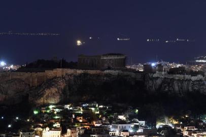  This picture shows the ancient Temple of Parthenon atop Acropolis hill in the dark during the Earth Hour initiative in Athens on March 24, 2018.Earth Hour, which started in Australia in 2007, is being observed by millions of supporters in 187 countries, who are turning off their lights at 8.30pm local time in what organisers describe as the worlds largest grassroots movement for climate change. / AFP PHOTO / ANGELOS TZORTZINISEditoria: SCILocal: AthensIndexador: ANGELOS TZORTZINISSecao: weather scienceFonte: AFPFotógrafo: STR