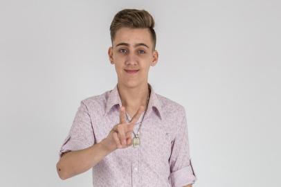 Luis Henrique Schultz, participante do programa The Voice Kids, da TV Globo. Nascido em Tapera, no Rio Grande do Sul, e residente em Piratuba, Santa Catarina. 