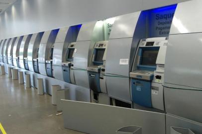 Ladrões arrombam caixa eletrônico do Banco do Brasil em Vacaria neste domingo.