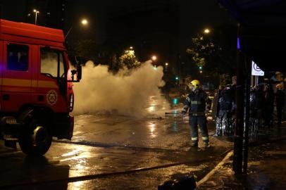  PORTO ALEGRE, RS, BRASIL - 24/03/2018 - Moradores de condomínio na Princesa Isabel fazem protesto após suspeito ser morto pela BM. (Jefferson Botega/Agência RBS)