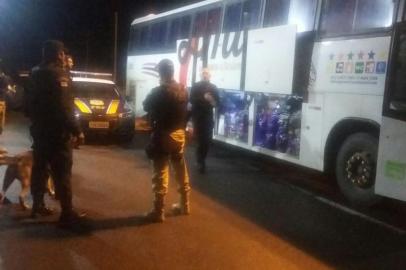 PRF e Receita Federal apreendem ônibus com mercadorias contrabandeadas em Bento Gonçalves.