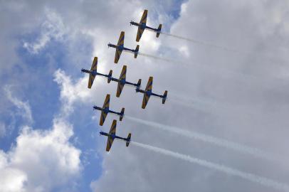  PORTO ALEGRE, RS, BRASIL, 25-03-2018: A Força Aérea Brasileira (FAB) promoveu uma apresentação da Esquadrilha da Fumaça na Orla do Guaíba no domingo (25), véspera do aniversário da cidade (FOTO FÉLIX ZUCCO/AGÊNCIA RBS, Editoria de Notícias).