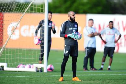 O goleiro Danilo Fernandes participa de treino do Inter no CT do Parque Gigante, em Porto Alegre, na tarde desta quinta-feira (22/3)