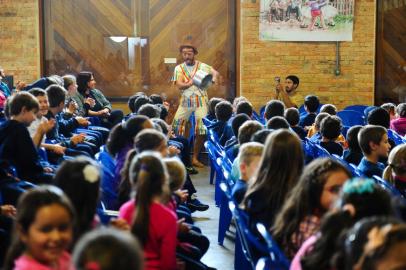  CAXIAS DO SUL, RS, BRASIL, 06/04/2015. A 15ª edição do Tapete Mágico, teatro de contação de histórias na Biblioteca Parque da Estação, abre com o Grupo Vivandeiros da Alegria, que apresentou a peça Cordel com a Corda Toda aos alunos da Escola Estadual Maria Luiza Rosa (Diogo Sallaberry/Agência RBS)Indexador: Diogo Sallaberry