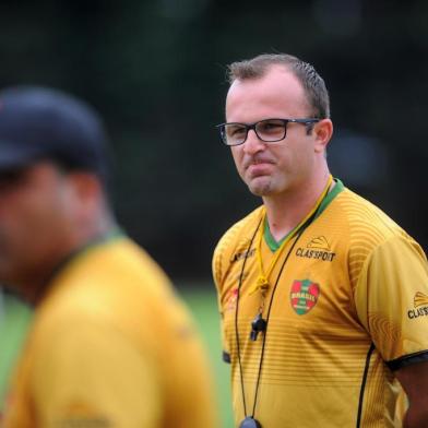  FARROUPILHA, RS, BRASIL 28/02/2018Brasil de Farroupilha treina antes da estréia na Divisão de Acesso do Campeonato Gaúcho de Futebol. Na foto: O Técnico Fernando Agostini. (Felipe Nyland/Agência RBS)