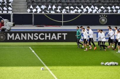 Germanys players attend a training session on the eve of the friendly football match Germany vs Brazil in Berlin, Germany, on March 26, 2018, in preparation of the 2018 Fifa World Cup. / AFP PHOTO / Tobias SCHWARZ