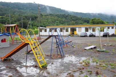  CAXIAS DO SUL, RS, BRASIL (20/03/2018). Escola Renato del Mese, localizada em Vila Cristina. Ministério Público abre inquérito para analisar o prédio que apresenta falhas na sua edificação. A diretora Irmtraud Goldbeck mostra para reportagem assoalho apodrecendo nas salas de aulas e local sem cobertura para atender atividades externas. (Roni Rigon/Pioneiro).