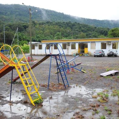  CAXIAS DO SUL, RS, BRASIL (20/03/2018). Escola Renato del Mese, localizada em Vila Cristina. Ministério Público abre inquérito para analisar o prédio que apresenta falhas na sua edificação. A diretora Irmtraud Goldbeck mostra para reportagem assoalho apodrecendo nas salas de aulas e local sem cobertura para atender atividades externas. (Roni Rigon/Pioneiro).