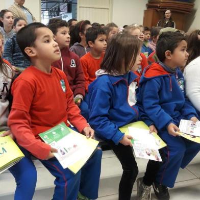 O Sindicato das Indústrias de Material Plástico do Nordeste Gaúcho (Simplás) dá início hoje, em Farroupilha, à operação do projeto Plástico do Bem, programa que pode gerar renda extra para o ensino público ao ensinar e incentivar a reciclagem. o instituto Plastivida, além de conduzir o processo de capacitação de professores e estudantes, também desenvolveu o material didático (foto).