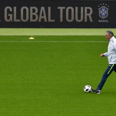  Brazils headcoach Tite walks on the pitch during a training session on the eve of the friendly football match Germany vs Brazil in Berlin, Germany, on March 26, 2018, in preparation of the 2018 Fifa World Cup. / AFP PHOTO / Tobias SCHWARZEditoria: SPOLocal: BerlinIndexador: TOBIAS SCHWARZSecao: soccerFonte: AFPFotógrafo: STF