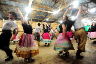  CAXIAS DO SUL, RS, BRASIL, 10/09/2016. TRADICIONALISMO. Semana Farroupilha - No CTG Campo dos Bugres, 15 casais da invernada adulta ensaiam para o Festival Serrano, em Caxias do Sul. (Porthus Junior/Pioneiro)