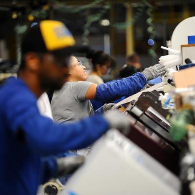  JOINVILLE, SC, BRASIL (22-05-2017) - Linha de produção da Industria Whirlpool em Joinville. (Foto: Maykon Lammerhirt, Agencia RBS)