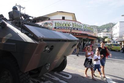 RJ - OPERAÇÃO-COMUNIDADES-LINS-VASCONCELOS - GERAL - Homens do Exército e das polícias do Rio fazem uma operação, na manhã desta terça-feira (27), em comunidades do Lins de Vasconcelos, na Zona Norte do Rio de Janeiro (RJ). Em função da ação, a Autoestrada Grajaú-Jacarepaguá está fechada nos dois sentidos. O objetivo da ação é impedir a fuga de criminosos e coibir roubos de veículos e de cargas. 27/03/2018 - Foto: JOSE LUCENA/FUTURA PRESS/FUTURA PRESS/ESTADÃO CONTEÚDO