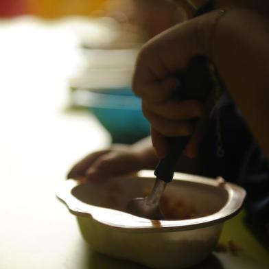  CAXIAS DO SUL, RS, BRASIL, 13/01/2016. Faltam vagas na Educação Infantil, não há dinheiro para construção de creches e escola construída com recursos federais está abandonada e talvez tenha que ser demolida. A Escola de Educação Infantil Pimpolho tem 60% das vagas ocupadas através da Secretaria Municipal de Educação (SMED) e da defensoria pública; 40% das vagas são particulares. A escola cuida de 50 crianças de 4 meses a 6 anos. Na foto, o Maternal 1, de um ano e meio a 2 anos. (Diogo Sallaberry/Agência RBS)Indexador: DIOGO SALLABERRY