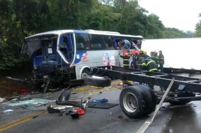 Acidente entre caminhão e ônibus deixa um morto e 19 feridos em SC