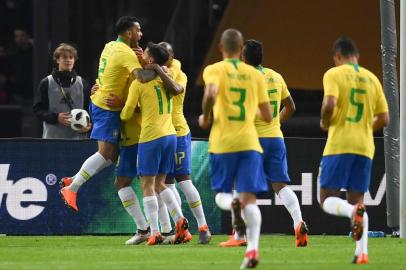  Brazil's players celebrate after scoring the opening goal during their international friendly football match between Germany and Brazil in Berlin, on March 27, 2018. / AFP PHOTO / Patrik STOLLARZEditoria: SPOLocal: BerlinIndexador: PATRIK STOLLARZSecao: soccerFonte: AFPFotógrafo: STR