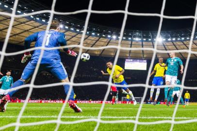  Brazil's players celebrate after scoring the opening goal during their international friendly football match between Germany and Brazil in Berlin, on March 27, 2018. / AFP PHOTO / Patrik STOLLARZEditoria: SPOLocal: BerlinIndexador: ROBERT MICHAELSecao: soccerFonte: AFPFotógrafo: STR