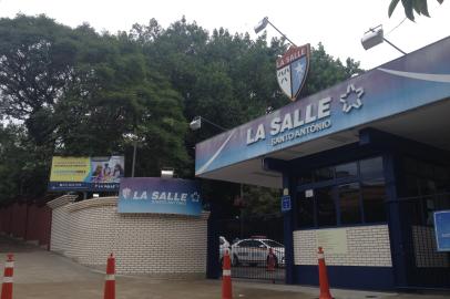 Criminosos arrombaram veículos que estavam estacionados no pátio da escola La Salle Santo Antônio, na tarde desta terça-feira (27), na Capital.