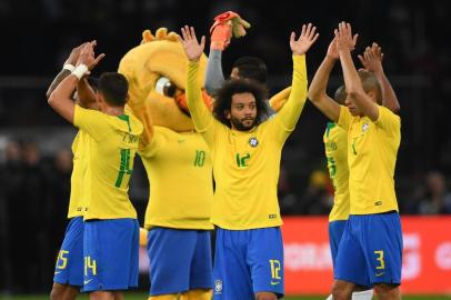  Brazils players celebrate after scoring the opening goal during their international friendly football match between Germany and Brazil in Berlin, on March 27, 2018. / AFP PHOTO / Patrik STOLLARZEditoria: SPOLocal: BerlinIndexador: PATRIK STOLLARZSecao: soccerFonte: AFPFotógrafo: STR