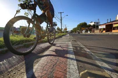  PORTO ALEGRE, RS, BRASIL - 2018.01.09 - Ciclovias e ciclofaixas sem manutenção em Porto Alegre. Na foto: Buracos em Ciclovia na Restinga(Foto: André Feltes/  Especial)