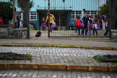  CAXIAS DO SUL, RS, BRASIL 27/03/2018Saída dos alunos da Escola IEE Cristóvão de Mendonza no turno da tarde. A escola deveria ter patrulha Escolar. Reportagem constatou que não havia nenhum patrulheiro. (Felipe Nylan/Agência RBS)